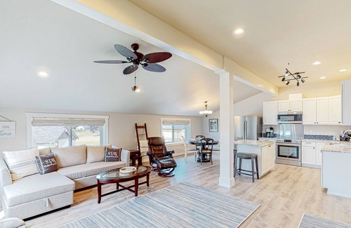 Anacortes Apartment | Dog-friendly loft with beautiful water views, firepit, and enclosed yard