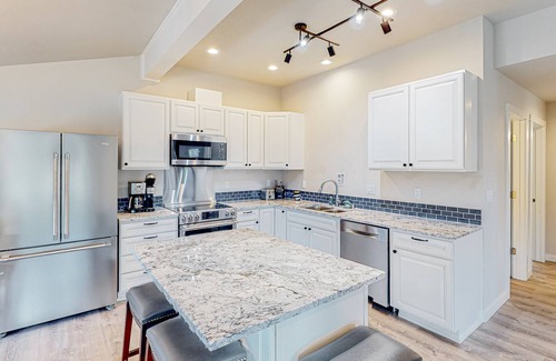 Anacortes Apartment | Dog-friendly loft with beautiful water views, firepit, and enclosed yard