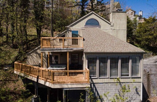 Chalet Village Cabin | Dog-Friendly Mtn View Hot Tub Sauna Free Dollywood Tkt (Ober View)