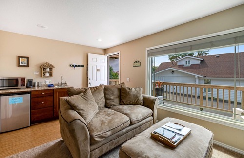 Depoe Bay Cabin | Dog-friendly ocean-view cabin with fireplace, kitchenette, deck, & beach access