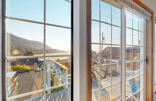 Yachats Apartment | Dog-Friendly Oceanfront Suite with Beautiful Views, Free WiFi, and Cheery Decor