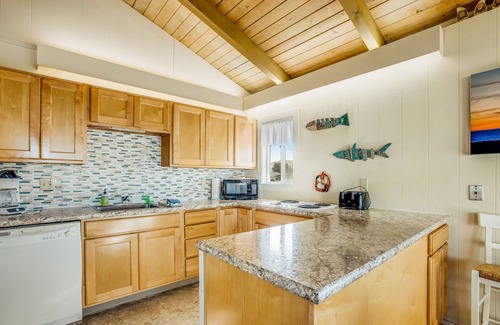 Newport House | Dog-Friendly Oceanview Duplex w/Beach Access - Walk to Nye Beach Shops