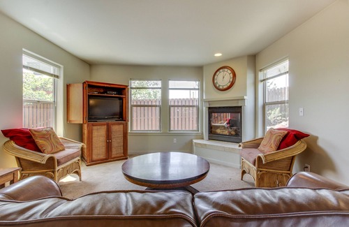 Larkspur House | Dog-Friendly Renovated Home with Back Patio & Gas Grill - Walk to Downtown