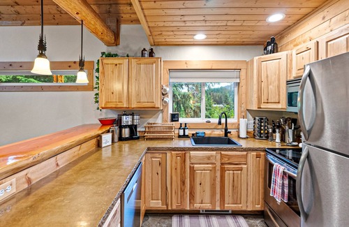 Snoqualmie Pass Cabin | Dog-friendly riverfront cabin with deck, hot tub, gas fireplace, & sauna