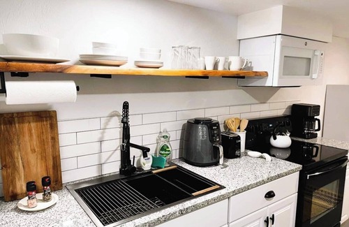 Cleveland UCD Apartment | Dog Friendly Studio with Full Kitchen | $1700/month #C2