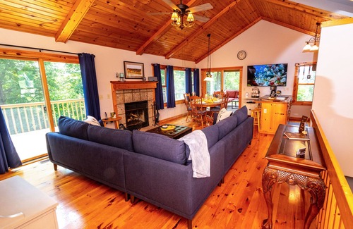 The Galena Territory House | Dog Friendly, 3Bd/3Ba, Fire Pit, Screened Porch with Great Bluebird Views!