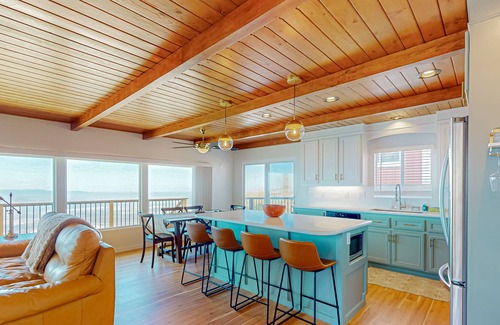 Crestline Cabin | Dog-friendly valley view retreat with a furnished deck, washer/dryer, & AC