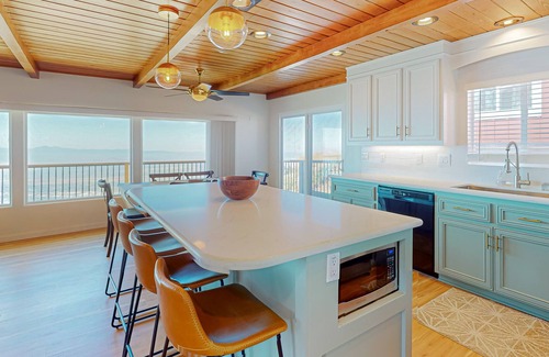 Crestline Cabin | Dog-friendly valley view retreat with a furnished deck, washer/dryer, & AC