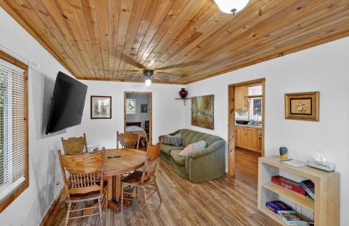 Cobb Hotel | Dog-Friendly Wine Country Cabin cabin