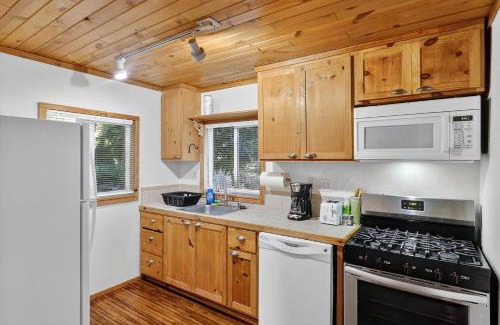 Cobb Hotel | Dog-Friendly Wine Country Cabin cabin