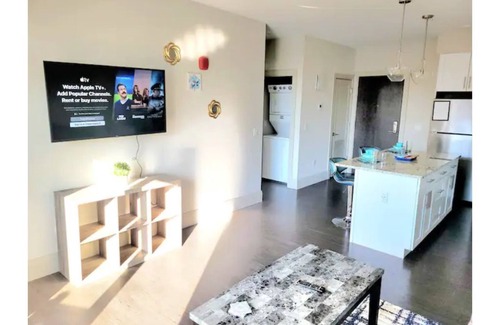 Clayton-Tamm Apartment | Dogtown Eats-Forest Park Walks-King Bed Rest (510)