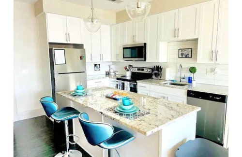 Clayton-Tamm Apartment | Dogtown Eats-Forest Park Walks-King Bed Rest (510)