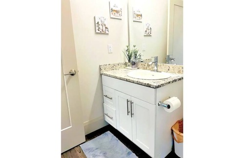 Clayton-Tamm Apartment | Dogtown Eats-Forest Park Walks-King Bed Rest (510)