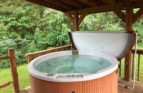 Eureka Springs Historic District Cabin | Dogwood Lodge- A beautiful three bedroom, two bath log cabin with Hot Tub! Hiking Trail & Cave on property!