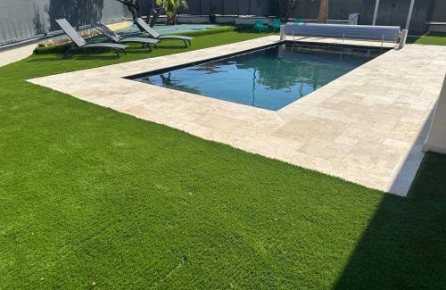 Beaucaire House | Dolce Vita - Charmante villa récente avec piscine chauffée 12 pers Beaucaire
