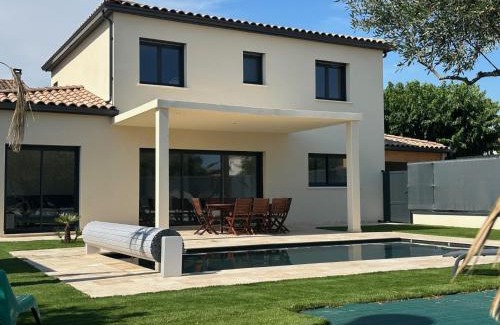 Beaucaire House | Dolce Vita - Charmante villa récente avec piscine chauffée 12 pers Beaucaire