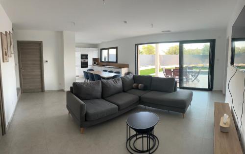 Beaucaire House | Dolce Vita - Charmante villa récente avec piscine chauffée 12 pers Beaucaire