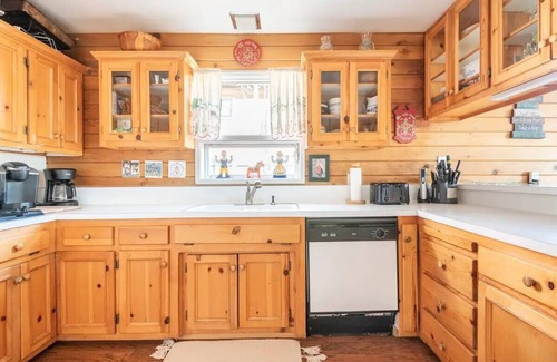 Lake Forest Ski Chalet | Dollar Point Charming Swedish Chalet,large deck, BBQ, LAKEVIEW/DISCOUNT PRICE