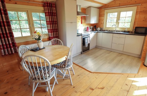 Louth Cottage | DOLLY'S HIDEAWAY CABIN, pet friendly in Donington On Bain