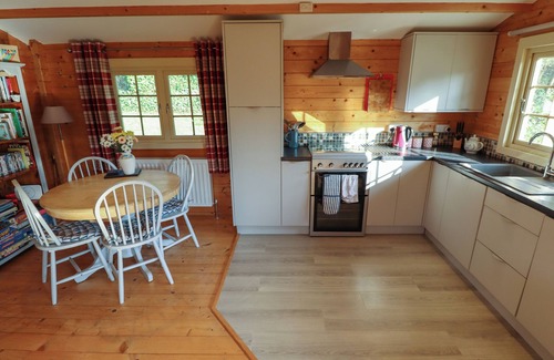 Louth Cottage | DOLLY'S HIDEAWAY CABIN, pet friendly in Donington On Bain