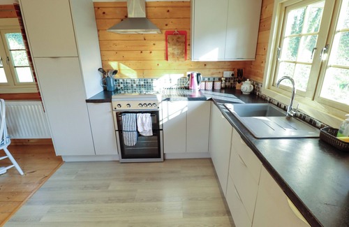 Louth Cottage | DOLLY'S HIDEAWAY CABIN, pet friendly in Donington On Bain