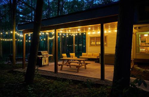 Fennville House | Dollybrook Cottage 1 Pet Friendly Community Pool Groups Welcome