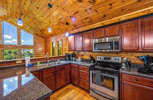Pigeon Forge Cabin | Dollywood < 1Mile Theatre Game RM HotTub Pets PoolTable 2Balconies