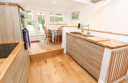 Flushing Cottage | DOLPHIN COTTAGE, pet friendly, country holiday cottage in Flushing
