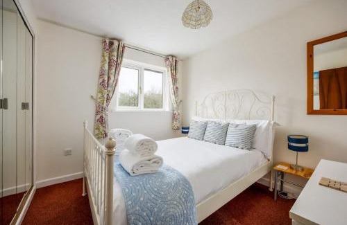 Poole House | Dolphin Cottage - Short walk to Poole Quay with Private Garden