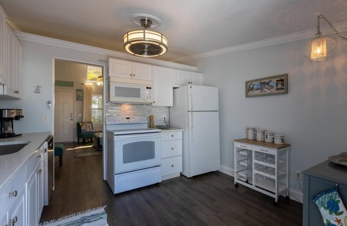 New Smyrna Beach Cottage | Dolphin Cove Cottage -2/2 & Pet Friendly!