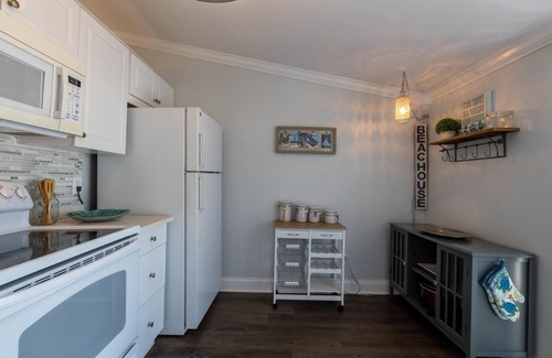 New Smyrna Beach Cottage | Dolphin Cove Cottage -2/2 & Pet Friendly!