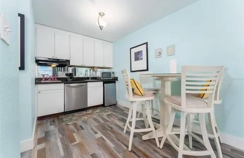 Ruskin Condo | DOLPHINS🐬, BEACH step away, WIFI, FREE PARKING, POOLS, HOT TUB, POOL VIEW #509
