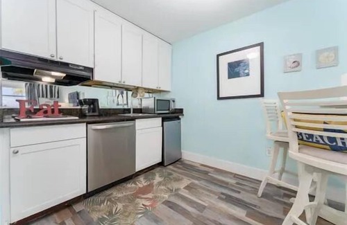 Ruskin Condo | DOLPHINS🐬, BEACH step away, WIFI, FREE PARKING, POOLS, HOT TUB, POOL VIEW #509