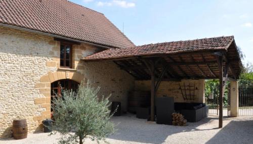 Sergeac House | Domaine des Grands Bois - La Maison de L'Alchimiste- 3 chambres - 7 personnes, piscine, salle de jeux, billardet home cinema