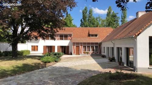 La Ferte-Saint-Cyr Apartment | Domaine des Pommiers en fête