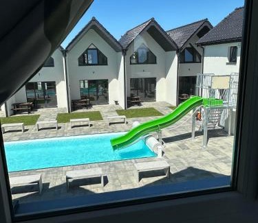 Trzesacz House | Domki Aurora klimatyzowane, z podgrzewanym basenem i zjeżdżalnią wodną