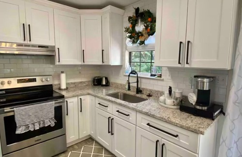 Daphne House | Donna’s Charm: 3 bedroom/king suite/pools/golf