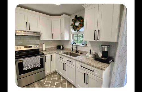 Daphne House | Donna’s Charm: 3 bedroom/king suite/pools/golf