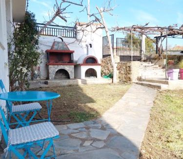 Pirgadikia House | Dora's House comfortable apartment with a yard and view