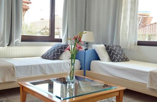 Pirgadikia House | Dora's House comfortable apartment with a yard and view