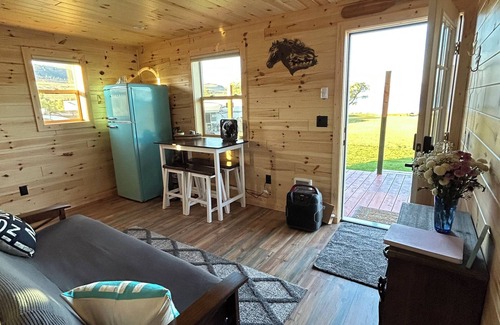 Elmo Cabin | Dora’s Cabin at Grans – Flathead Lakefront, Dock, Kayaks, Pet Friendly
