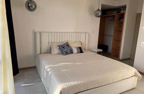 San Salvador House | Dormitorio con baño privado es Tu descanso en el corazón de San Salvador