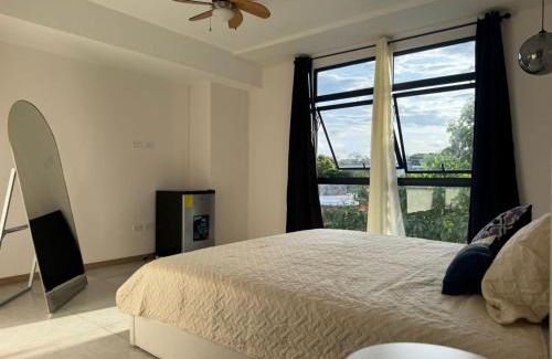 San Salvador House | Dormitorio con baño privado es Tu descanso en el corazón de San Salvador