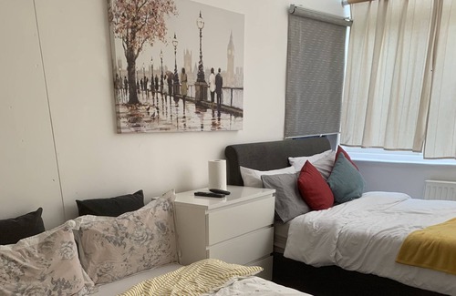 Surrey Docks Apartment | Double and single room