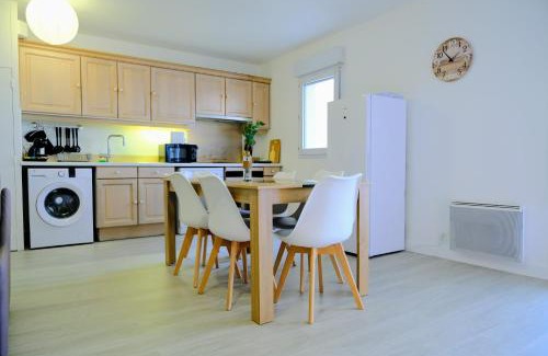Melun Apartment | Double Apparts - Spacieux 140 m2 - 4 Ch - Entrée autonome- 2 Parkings Privé Gratuit