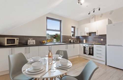 West Bridgford Apartment | Double Basement Room with Free Parking and Wi-Fi