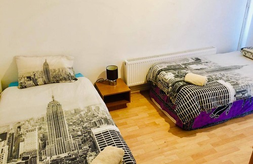 St. Dunstan's Cabin | Double Bedroom in House Share to let at Stepney Green