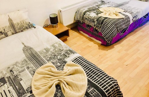 St. Dunstan's Cabin | Double Bedroom in House Share to let at Stepney Green
