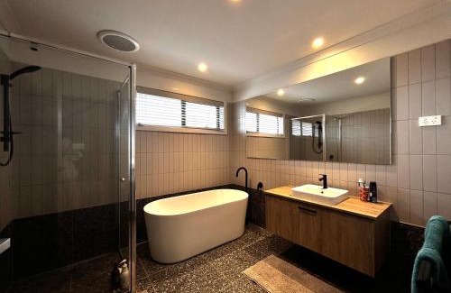 Mambourin House | Double bedrooms in a luxury house in west of Melbourne