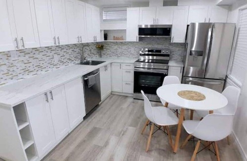 Orillia House | ❤ Double Delight Getaway: 2 Homes + 2 Hot Tubs ❤